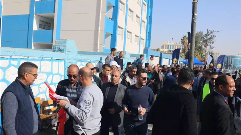 عمال الشركات والمصانع أمام لجان المغتربين بالأدبية والسخنة