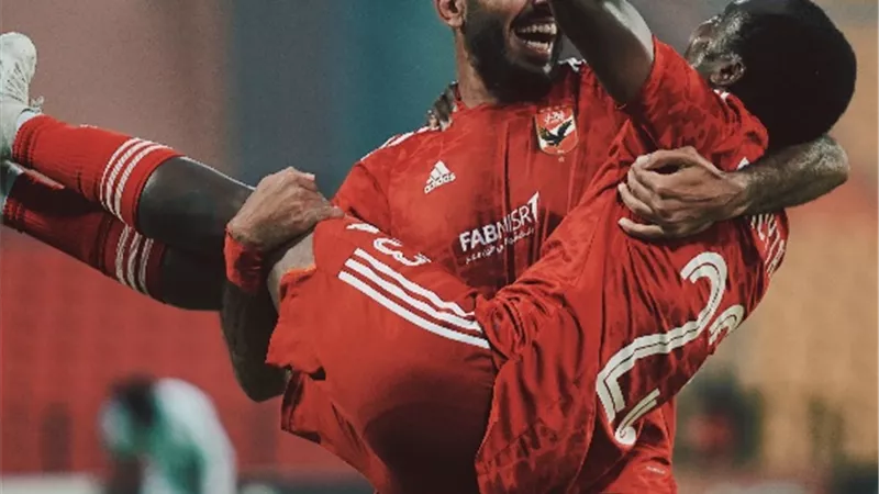 لاعبو الأهلي يهنئون تاو وكهربا بعد الفوز بجائزتي الأفضل