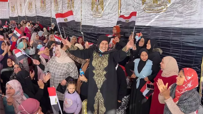 عمال الاستثمار بالاسماعيلية يحتشدون امام اللجان