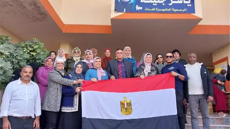 الإدارة التعليمية بالشروق تنظم مسيرة للمشاركة فى الانتخابات.. صور