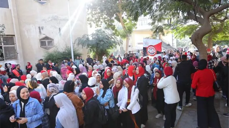 شباب جامعة الزقازيق آخر وطنية يتصدرون مسيرات تضم أساتذتهم