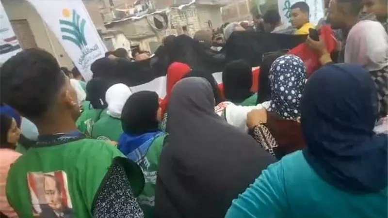 مسيرة لأعضاء التحالف الوطنى بكفر الدوار فى الطريق للجان الانتخابية