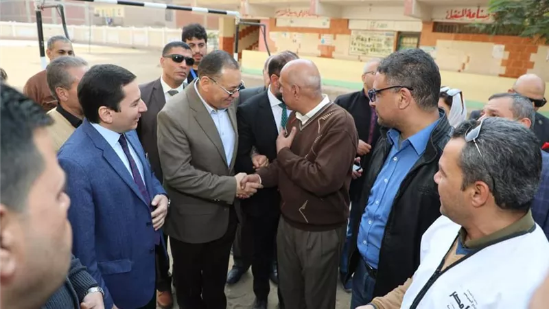 محافظ الشرقية يتفقد لجان التصويت بههيا وأبوكبير