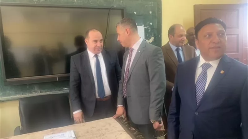 رئيس اللجنة العامة يدلي بصوتة بلجنة الوافدين