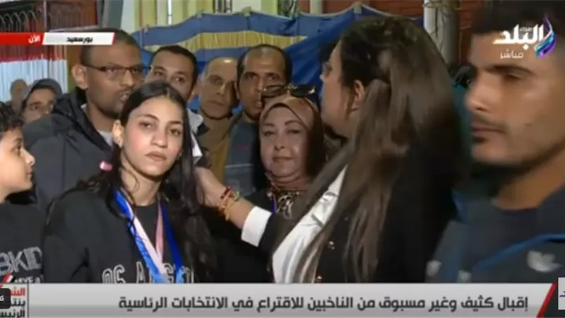 موقف إنساني من رئيس لجنة مع مريضة في بورسعيد.. انتخبت في التاكسي