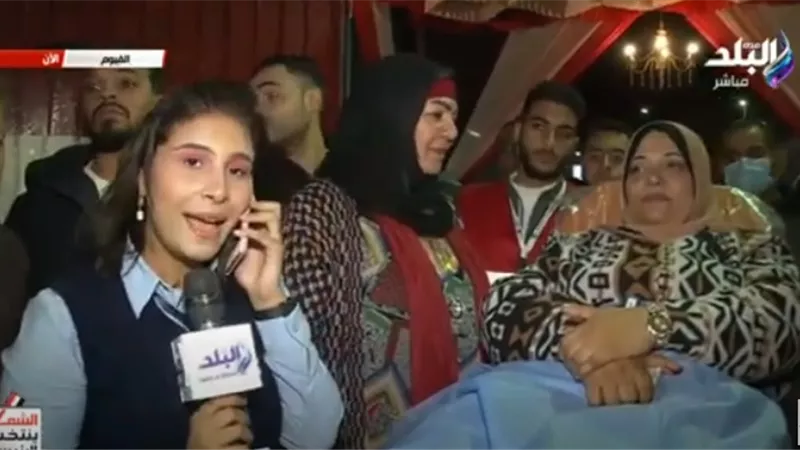 نزلت اللجنة بسرير المستشفى.. سيدة تصر على التصويت رغم مرضها بالفيوم.. فيديو
