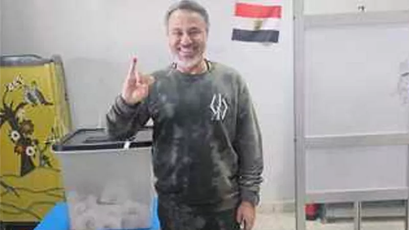 بالصور..ايهاب فهمى يدلى بصوته بإحدى لجان أكتوبر