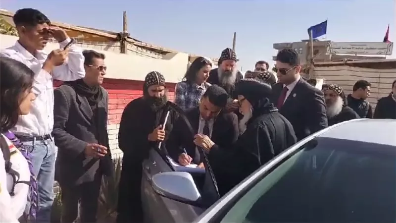 لفتة إنسانية.. القاضي يتوجه لأحد قيادات كنيسة وادي النطرون غير قادرعلى دخول اللجنة