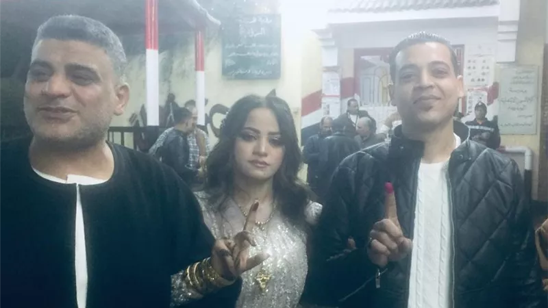 عروسة تدلى بصوتها فى الإنتخابات الرئاسية بالقليوبية
