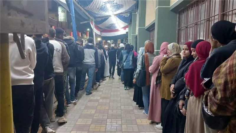 قبل ساعات من غلق لجان الاسماعيلية ازدحام امام لجنة فاطمة الزهراء